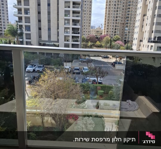 מעקה זכוכית שקוף מותקן במרפסת בבניין מגורים